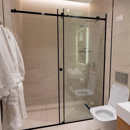 Royal Hill Hotel Vorë