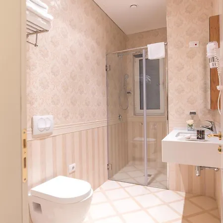 Royal Hill Hotel Vorë