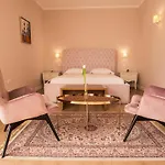Royal Hill Hotel *