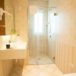 Royal Hill Hotel Vorë
